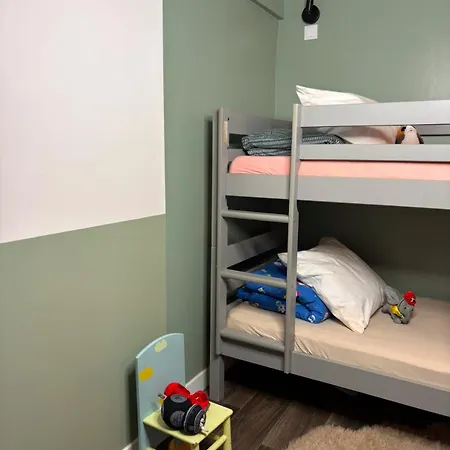Cosy Next To Disneyland & Train Apartment *